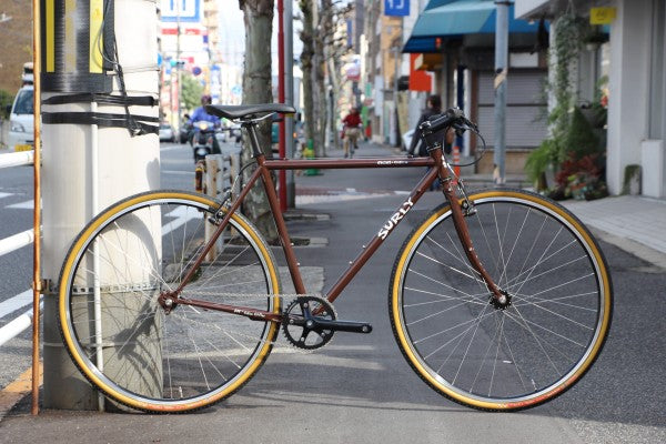 Surly シティサイクル ブラウン サーリークロスチェックのフラットバー仕様あります。（2016年の記事