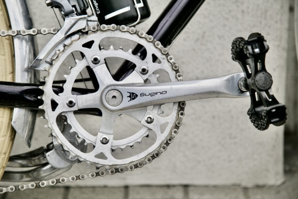 クロモリロード、ツーリングバイクによく似合うクランクセット”Sugino