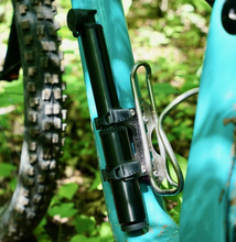 Load image into Gallery viewer, Wolftooth EnCase Pump 85cc with Hex Bit Wrench Multi-Tool & Chain + Tire Plug Multi-Tool ウルフトゥース ハンドポンプ マルチツール(Wolf Tooth)の商品画像(写真3)
