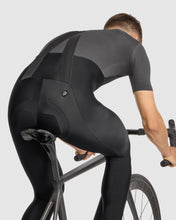 Load image into Gallery viewer, ASSOS MILLE GT Spring Fall Bib Tights S11 Black Series 着用・斜め後