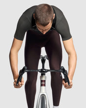 Load image into Gallery viewer, ASSOS MILLE GT Spring Fall Bib Tights S11 Mulberry Brown 着用・正面