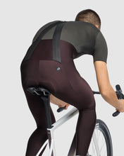 Load image into Gallery viewer, ASSOS MILLE GT Spring Fall Bib Tights S11 Mulberry Brown 着用・斜め後