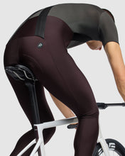 Load image into Gallery viewer, ASSOS MILLE GT Spring Fall Bib Tights S11 Mulberry Brown 着用・脚部