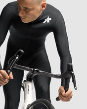 画像をギャラリービューアに読み込む, ASSOS MILLE GT Men's Spring Fall Jersey S11 Black Series 着用