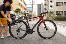 Load image into Gallery viewer, ENVE Melee完成車全景(Iconic Red)とENVE SESホイール
