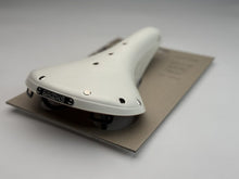 Load image into Gallery viewer, BROOKS B17 STANDARD WHITE 前方からの3/4ビュー(BROOKSノーズバッジ)|ホワイトレザーサドル ブルックス