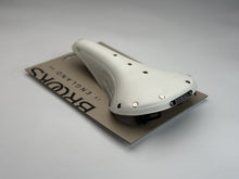 Load image into Gallery viewer, BROOKS B17 STANDARD WHITE サイド・リアアングル|ホワイトレザーサドル ブルックス