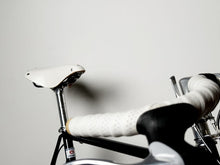 Load image into Gallery viewer, BROOKS B17 STANDARD WHITE 装着例・コックピットまわり(白バーテープ)|ブルックス