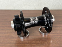 Load image into Gallery viewer, WHITE INDUSTRIES 前ハブ XMR