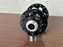 Load image into Gallery viewer, WHITE INDUSTRIES 前ハブ XMR