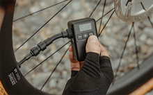 画像をギャラリービューアに読み込む, Topeak E-BOOSTER DIGITAL mini 電動ポンプ トピーク(Topeak)の商品画像(写真4)