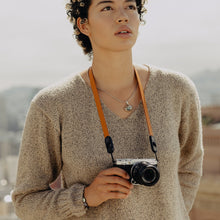 Load image into Gallery viewer, Peak Design Form Leather Camera Strap Neck Amber 着用イメージ3