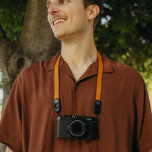 Load image into Gallery viewer, Peak Design Form Leather Camera Strap Neck Amber 装着例1