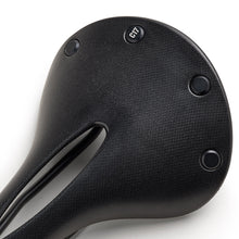 Load image into Gallery viewer, BROOKS C17 CARVED BLACK ディテール
