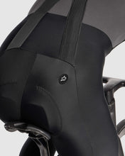 Load image into Gallery viewer, ASSOS MILLE GT Spring Fall Bib Tights S11 Black Series 着用・パッド／背面ディテール
