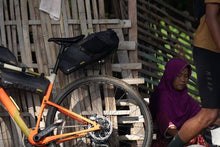 Load image into Gallery viewer, APIDURA NEWエクスペディションサドルバッグ（13L）（Apidura）の商品画像（写真1）
