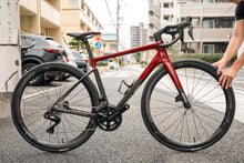 Load image into Gallery viewer, ハンドルを高めに組んだENVE Melee完成車（Iconic Red・IN-Route High Rise Stem）
