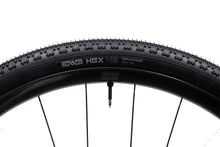 Load image into Gallery viewer, ENVE HEX グラベルタイヤ ブラック 走行イメージ
