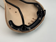 Load image into Gallery viewer, BROOKS B17 STANDARD WHITE 裏側（ヌメ革とブラックスチールレール）｜ブルックス
