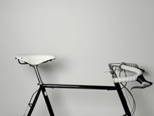 Load image into Gallery viewer, BROOKS B17 STANDARD WHITE をクロモリロードバイクに装着した使用例（白バーテープ）｜ブルックス
