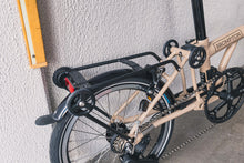 Load image into Gallery viewer, BROMPTON C Line Explore 12spd (Mハンドル、ラック有り) サンドベージュ ブロンプトン（Brompton）の商品画像（写真1）
