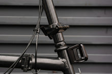 画像をギャラリービューアに読み込む, BROMPTON Forged Front Carrier Block ブラック 車体のヘッドチューブに取り付けたところ

