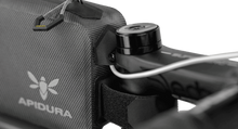 Load image into Gallery viewer, APIDURA エクスペディション ボルトオン トップチューブバッグ（1L）アピデュラ（Apidura）の商品画像（写真4）

