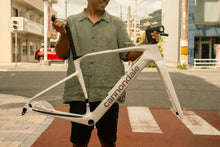 画像をギャラリービューアに読み込む, 中古 Cannondale Synapse Carbon フレームセット サイズ51 全体と付属シートポスト
