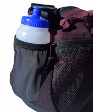 画像をギャラリービューアに読み込む, ELDORESO Supporter Shoulder Bag Burgundy 側面のボトルホルダーにボトルを収納した状態（公式写真）
