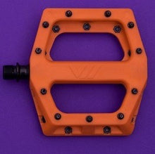 Load image into Gallery viewer, DMR V11 Pastic PEDAL プラスチックペダル（DMR Bikes）の商品画像（写真2）
