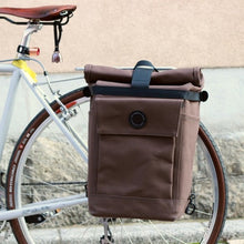 Load image into Gallery viewer, FAIRWEATHER Pannier Bag フェアウェザー パニアバッグ ツーリング 自転車 サイクリング キャンプ リュック バイクパッキング 自転車通勤 自転車通学 旅 旅行 リアラック リアキャリア コミューター 街乗り 防水性 日本製（FAIRWEATHER）の商品画像（写真7）
